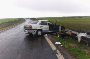 Urfa'da otomobil köprü duvarına çarptı!