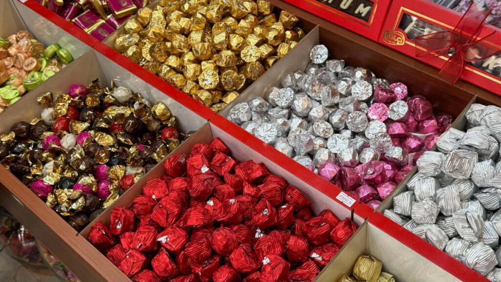 Urfa'da tezgahlar rengarenk: Bayramın vazgeçilmezine yoğun ilgi!