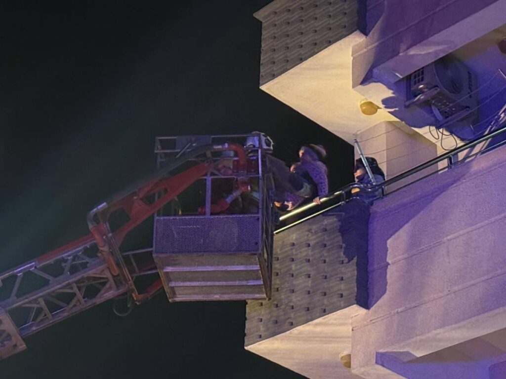 Yangının çıktığı binada can pazarı: 30 kişi mahsur kaldı!