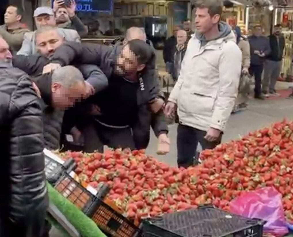 Zabıtaya tekme tokat saldırı: O anlar kamerada!