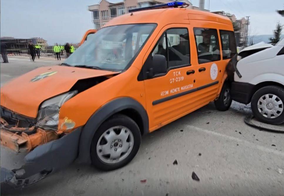Zincirleme trafik kazası: Ortalık savaş alanına döndü!