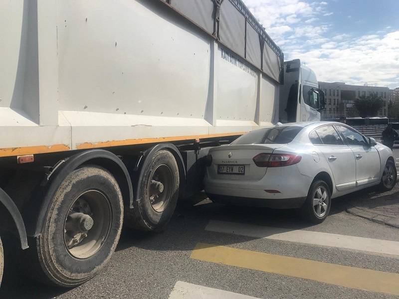 Abide Kavşağı'nda tır ile otomobil çarpıştı: Yaralılar var!