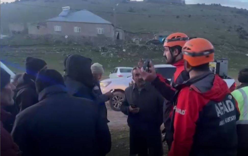 Ağrı’daki depremde bazı yapılarda hasar meydana geldi!