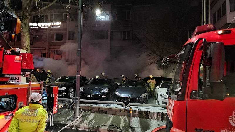 Araç kiralama şirketinde yangın çıktı: Lüks araçlar alevlere teslim oldu!
