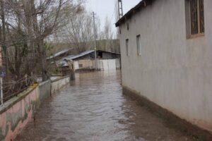 Baraj taştı! Köy tamamen sular altında kaldı