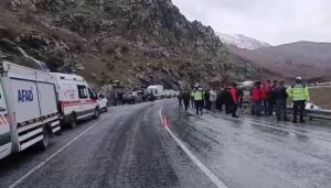 Beton mikseri dereye uçtu!