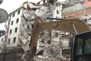 Bina yıkımı faciaya döndü: Bir çocuk öldü!