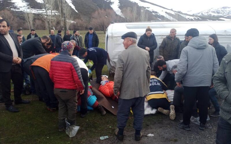 Dağcıları taşıyan minibüs takla attı: Çok sayıda yaralı var!