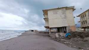 Deniz çekildi, villalar çöktü!