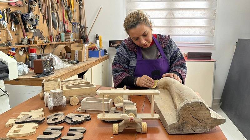 Depremde iş yerini kaybeden kadınlar yeniden üretime başladı