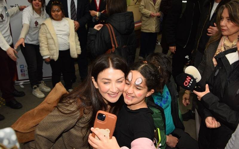 Eşref Rüya ekibinden tedavi gören çocuklara bayram sürprizi!