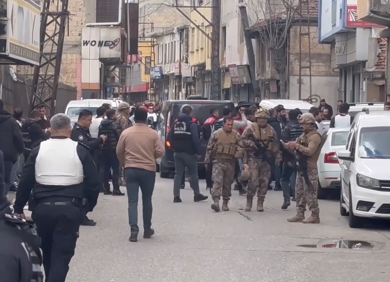 Film gibi olay! 5 kişiyi rehin alıp polise ateş açtı!