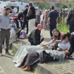 Halk otobüsü otomobilin üzerine devrildi: 44 yaralı