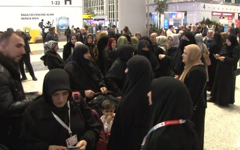 İlk hac kafilesi dualarla uğurlandı!