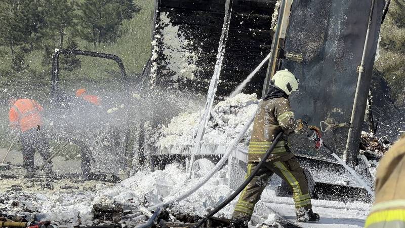 Köpük sprey yüklü kamyon küle döndü!
