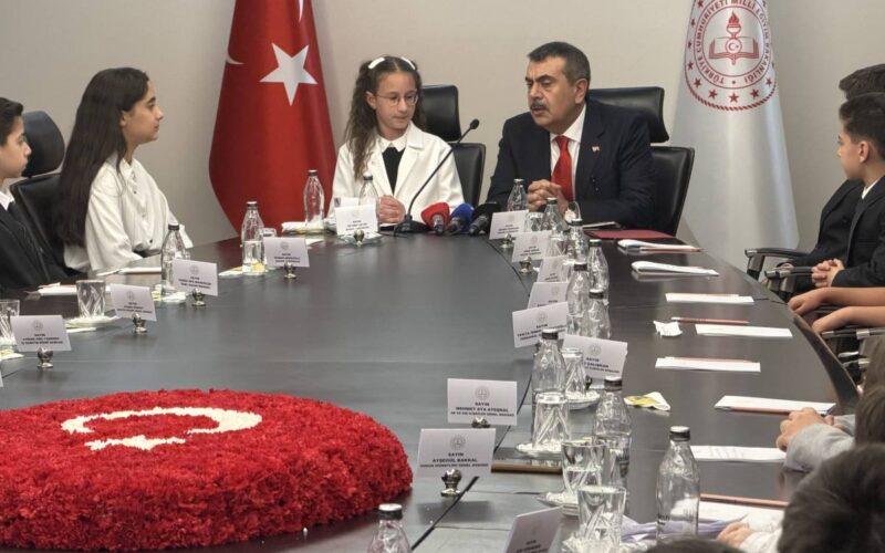 Milli Eğitim Bakanlığı’nda 23 Nisan’da anlamlı devir teslim!