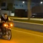 Motosiklet üzerinde tehlikeli şov: Canını hiçe saydı!