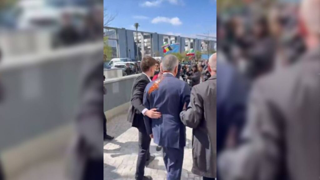 Rıza Pehlevi'ye domates soslu saldırı!