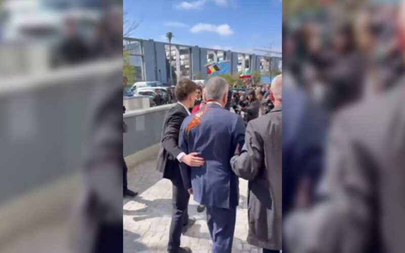 Rıza Pehlevi'ye domates soslu saldırı!