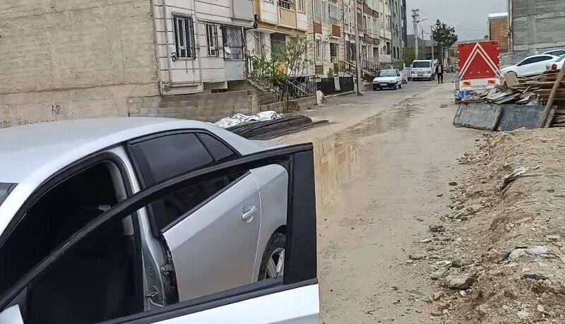 Şanlıurfa'da önlemsiz çalışma: Araç çukura saplandı!