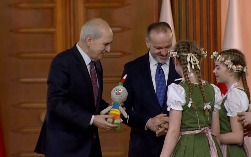 TBMM Başkanı Kurtulmuş 26 ülkeden gelen dünya çocuklarını kabul etti!