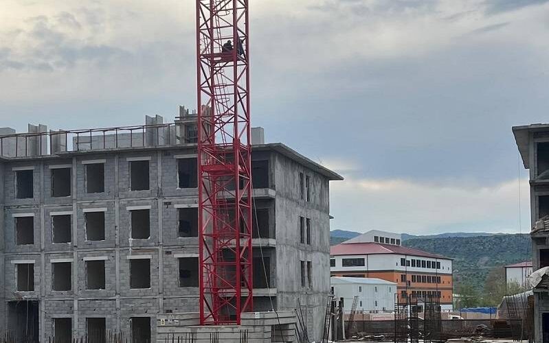 Ücretlerini alamayan işçilerden tehlikeli eylem!