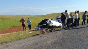 Urfa’da iki otomobil kafa kafaya çarpıştı! Yaralılar var!