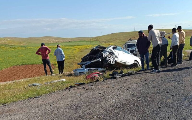Urfa’da iki otomobil kafa kafaya çarpıştı! Yaralılar var!