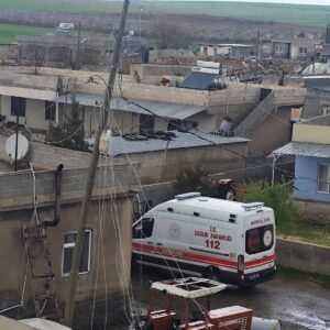 Urfa'da şiddetli fırtına çatıları uçurdu!