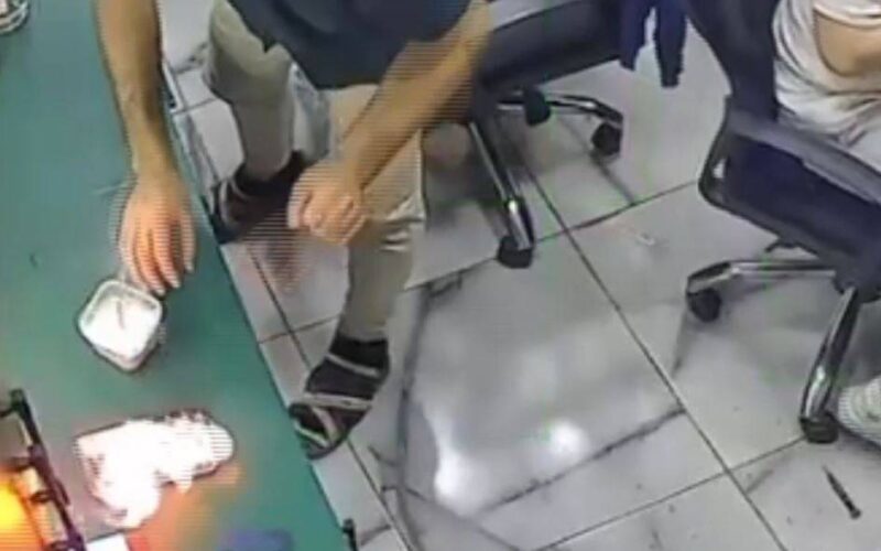 Urfa'da tamir için getirilen telefon patladı: O anlar kamerada