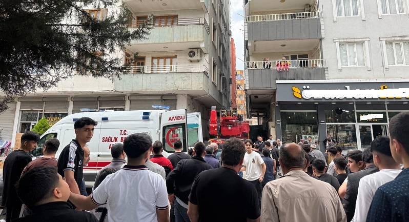 Şanlıurfa’da korku dolu anlar! Bir işçi demirlerde asılı kaldı!